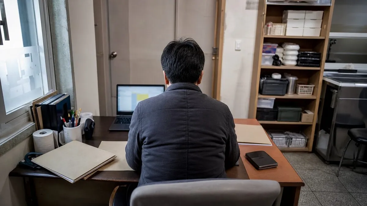 소규모 사업자가 장기 운영을 위해 고정비와 현금흐름을 점검하는 장면. AI 생성 이미지. 실제 공식 자료나 현장 사진이 아님.