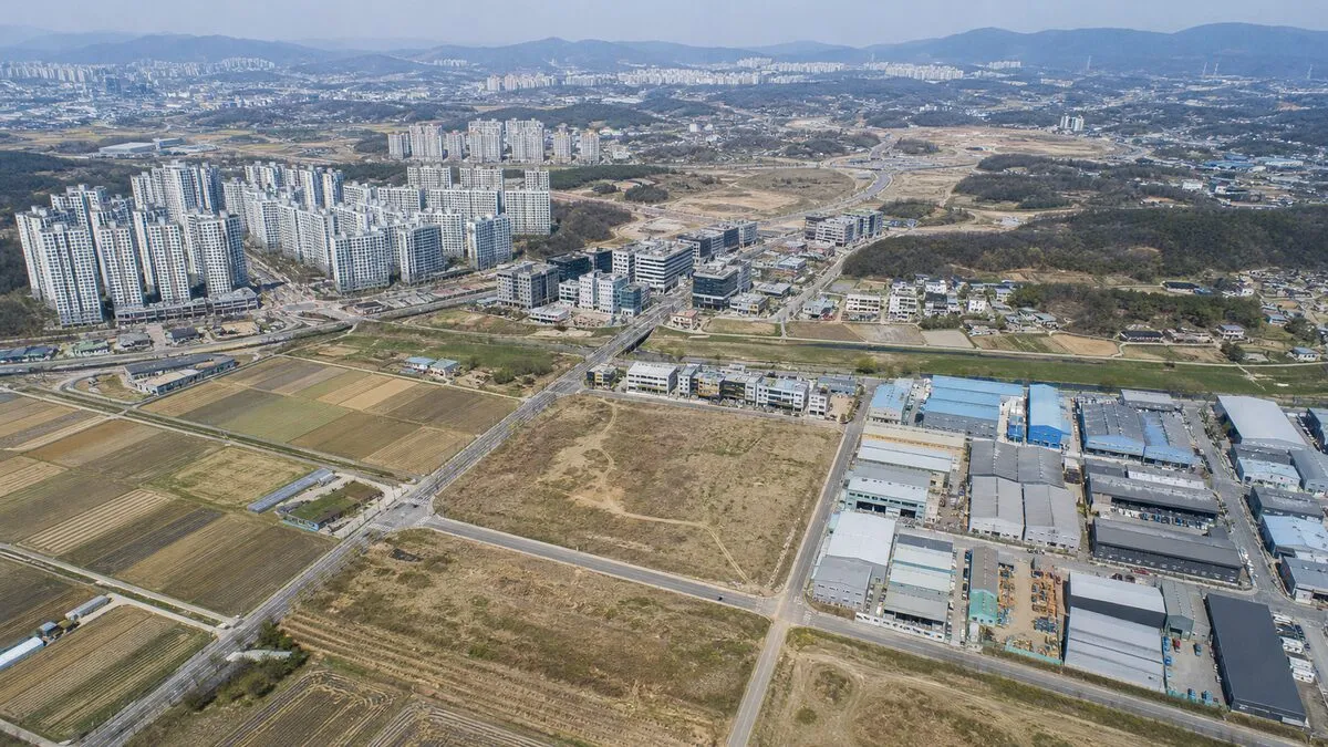 AI 생성 이미지. 실제 특정 지역이나 부동산 매물을 촬영한 것이 아니며, 도시·산업용지·농지 등 서로 다른 토지시장의 흐름을 설명하기 위한 연출 이미지입니다.